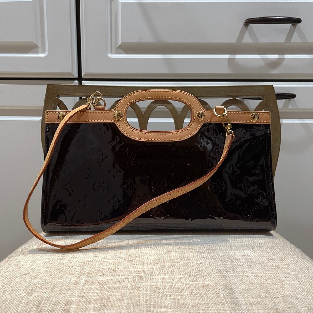 LOUIS VUITTON
Vernis Roxbury Drive Amarante